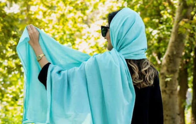 شال نخی فیروزه ای از الیاف سبک برای استفاده در فصل تابستان